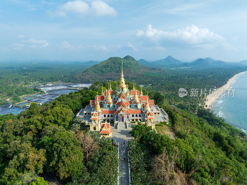 在Ban Krut山顶上俯瞰Phra Mahathat Chedi Phakdee Prakasat, Prachuap Khiri Khan。泰国